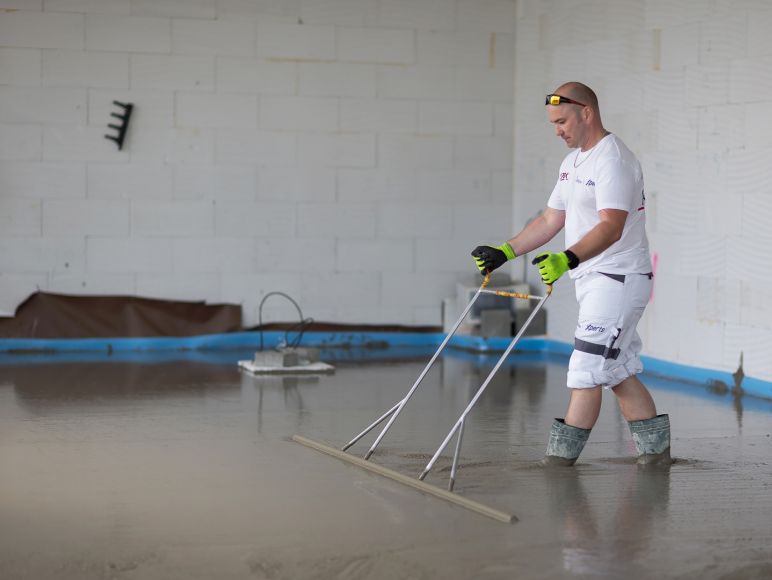 Odvzdušňování a vyrovnávání betonové podlahy