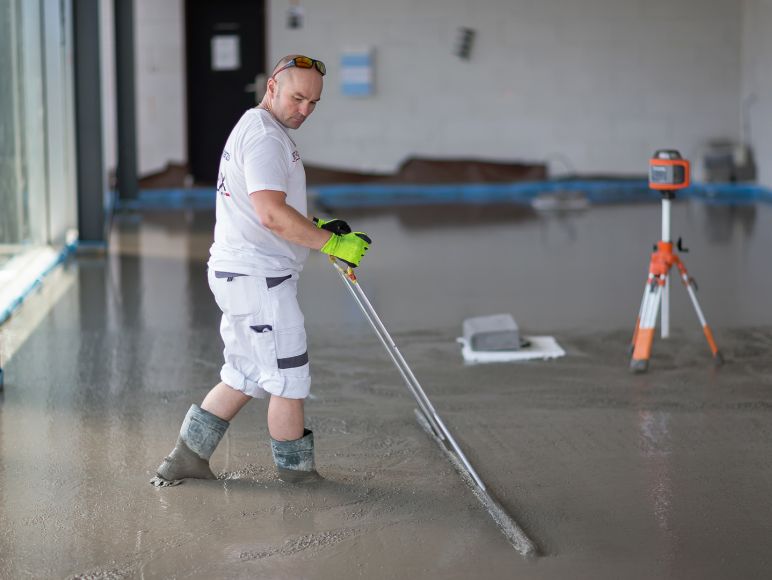 Odvzdušňování a vyrovnávání betonové podlahy