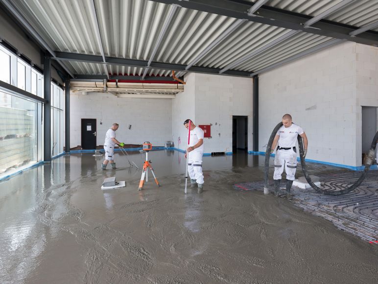 Tým pracovníků při realizaci betonové podlahy